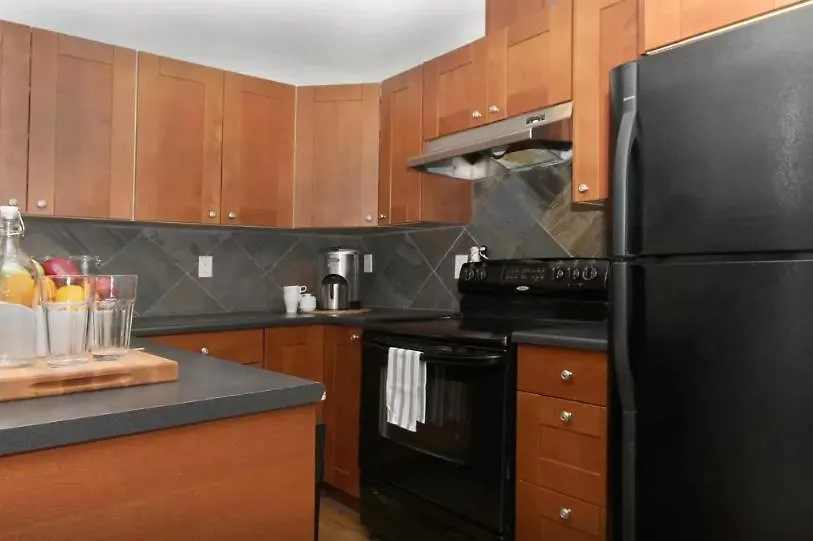 Apartment Cozy 2-Bedroom Condo Near Downtown, With Laundry, Parking, Balcony Calgary Canada