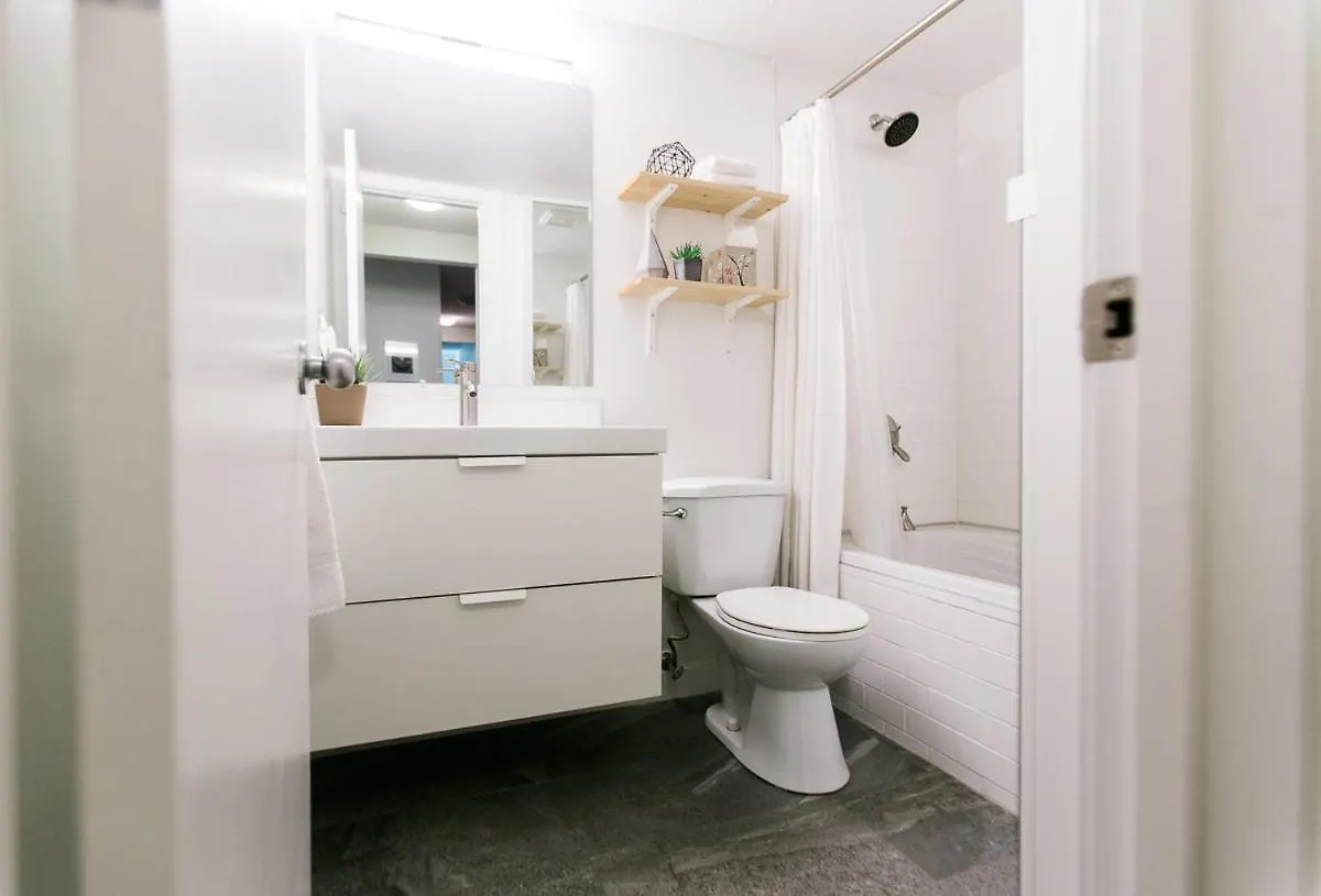 Cozy 2-Bedroom Condo Near Downtown, With Laundry, Parking, Balcony Calgary 0*,