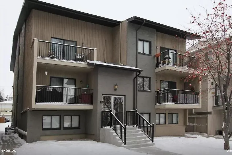 Cozy 2-Bedroom Condo Near Downtown, With Laundry, Parking, Balcony Calgary Apartment